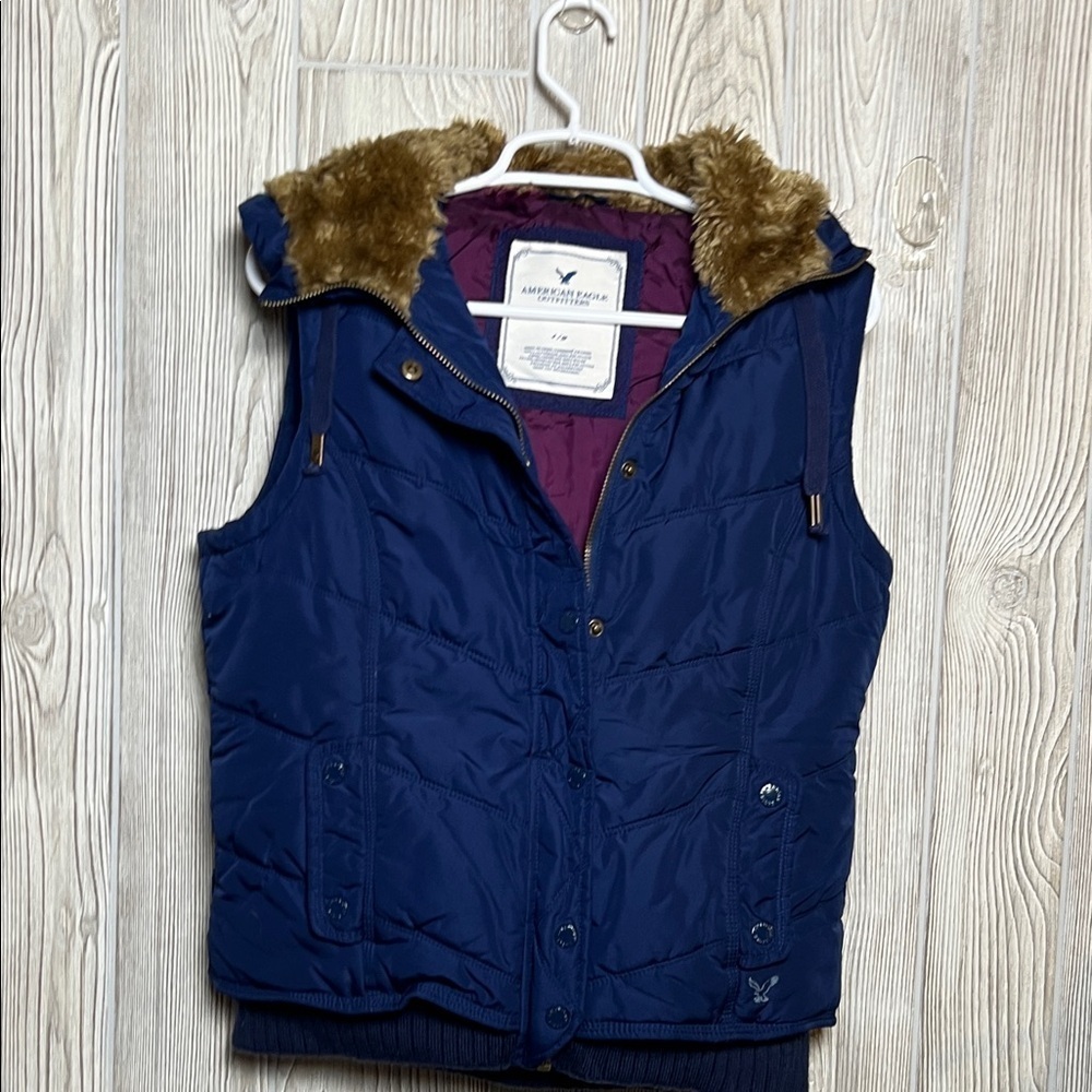 American Eagle Women’s Size Large Navy Furry Lined Hood Sleeveless Puffer Vest